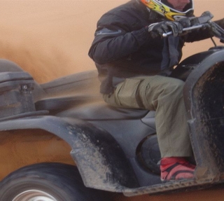 A fond en quad dans le sable